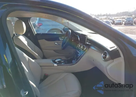 2015 Mercedes-Benz C 300 4Matic z USA, uszkodzony, nr VIN 55SWF4KB5FU031249